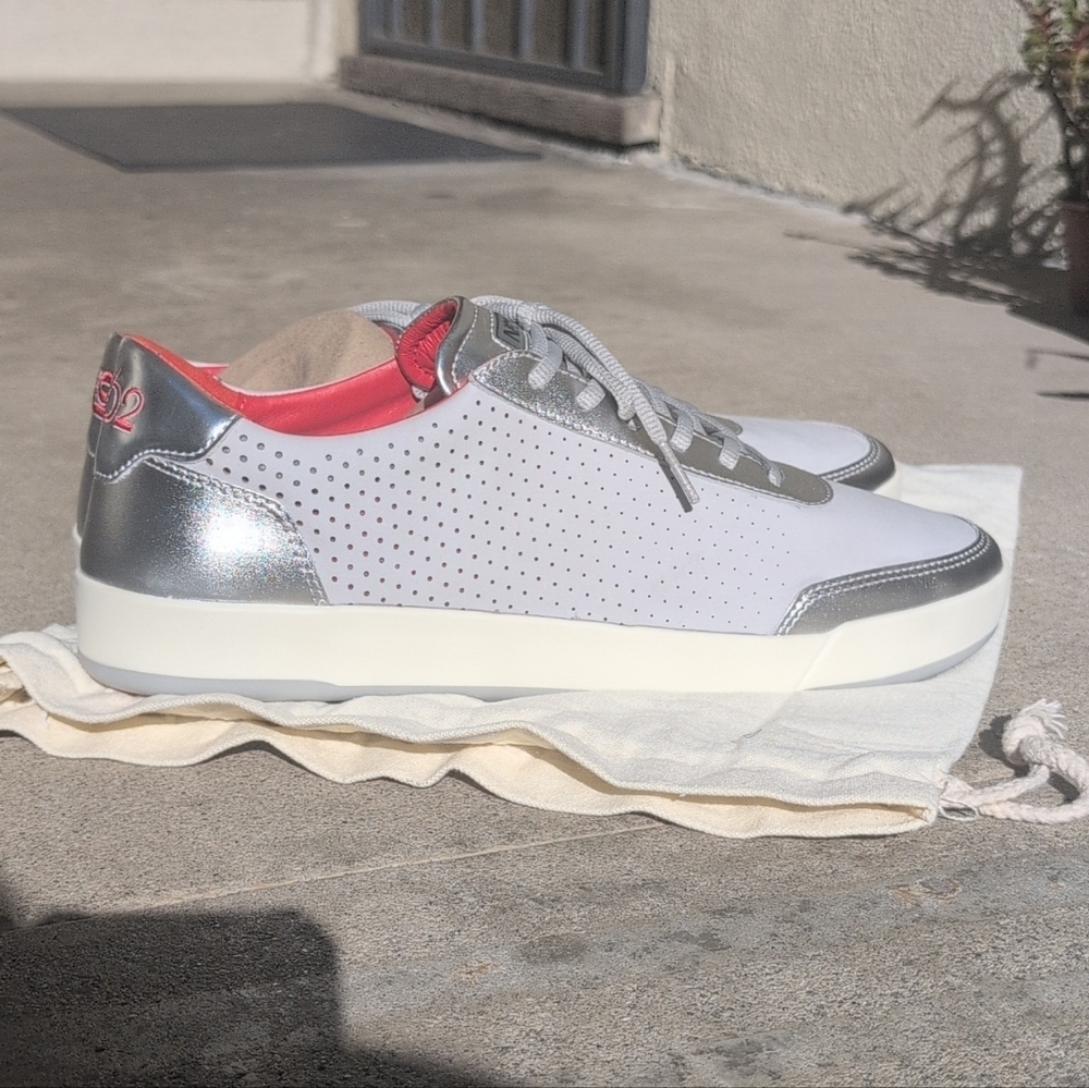 Novella Mens Silver Sneakers Size 11